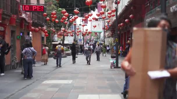 Люди, гуляющие по аллее Чайнатауна из Мехико — стоковое видео
