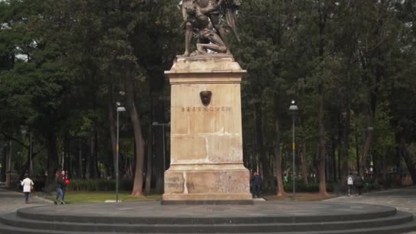 Памятник Бетховену от центра Аламеды с деревьями в качестве фона — стоковое видео