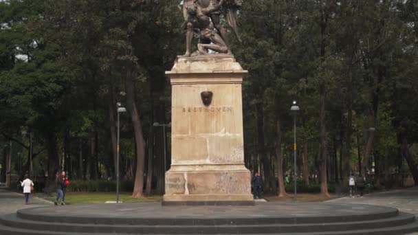 El monumento de Beethoven desde Alameda Central con los árboles como fondo — Vídeo de stock