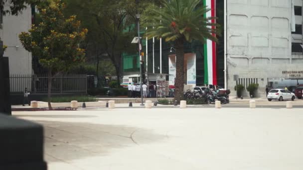 Veículos dirigindo ao redor da Praça da República com Edifícios no fundo — Vídeo de Stock