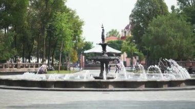 Parkın Ortasındaki Çeşme 'de Su Akıntıları