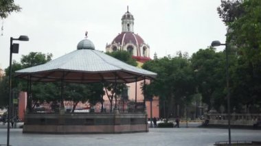 Alameda Şehir Parkı 'nın ortasındaki büfe.