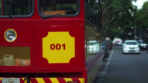 Tranvía rojo y amarillo estacionado en una calle del barrio llamado Coyoacán — Vídeos de Stock