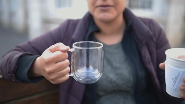 スローモーションでホットココアをガラスマグカップに入れる女性の風景 — ストック動画