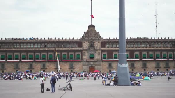 Het Mexicaanse Constitutieplein met het Nationaal Paleis als achtergrond — Stockvideo