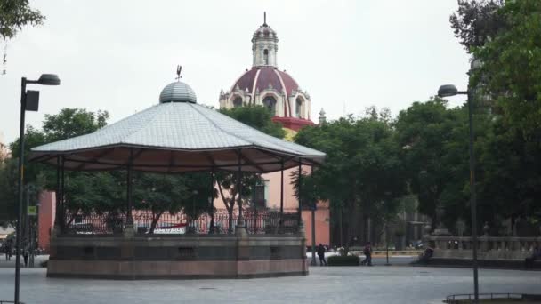 Kioszk az Alameda Central Urban Park közepén — Stock videók