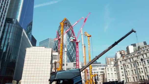 Baustelle mit Wolkenkratzern und blauem Himmel als Hintergrund — Stockvideo