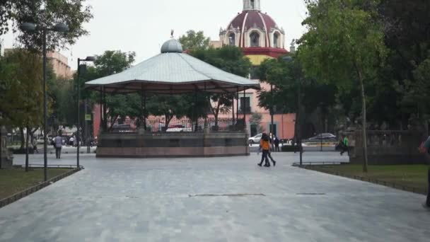 Quiosco en medio del Parque Urbano Central de la Alameda — Vídeos de Stock