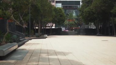Mexico City 'den Cumhuriyet Meydanı' nın boş manzarası Ağaçlarla çevrili