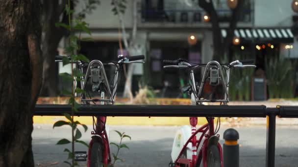 Deux vélos publics garés dans la rue avec un bâtiment flou comme toile de fond — Video