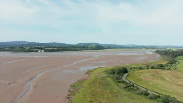 Vista aérea del paisaje del horizonte sobre una vasta arena y pastizales — Vídeo de stock