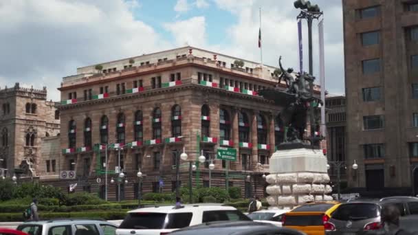 Трафик на улицах и здание Банка Мексики в качестве фона — стоковое видео