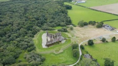 Çayırlarla çevrili Caerlaverock şatosunun hava manzarası