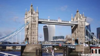 Şehir manzaralı Tower Bridge Manzarası ve Arkaplan olarak Blue Sky
