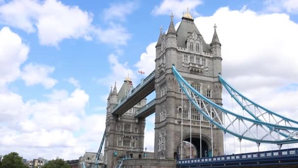 Tower Bridge Over the River Thames and Under a Cloudy Blue Sky — Stock video