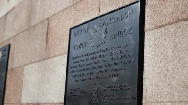 Close up view of the Tower Bridge commemorative plaque on a concrete wall — Αρχείο Βίντεο