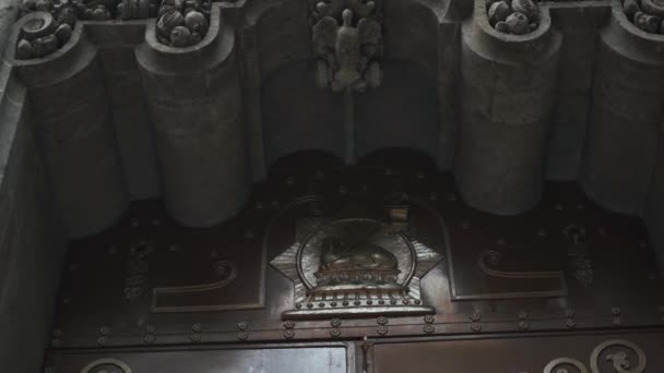 Arc sculpté au-dessus de l'entrée d'un bâtiment à l'architecture byzantine — Video