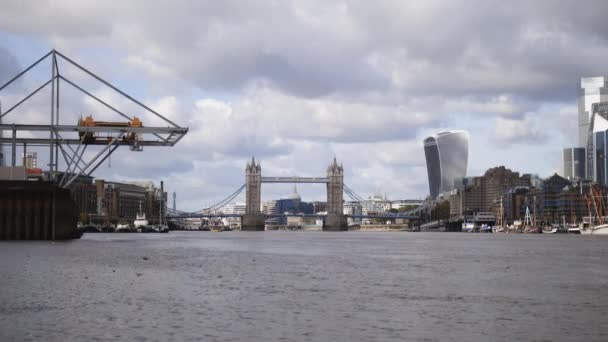 El río Támesis con un paisaje urbano y el Puente de la Torre como fondo — Vídeo de stock