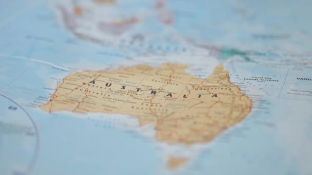 Osoba zakrývající barevnou a rozmazanou mapu Austrálie rukou — Stock video