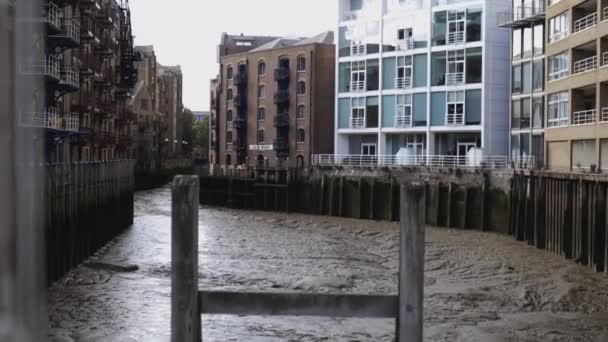 Vista sobre un canal fangoso rodeado de coloridos edificios de Londres, Reino Unido — Vídeos de Stock
