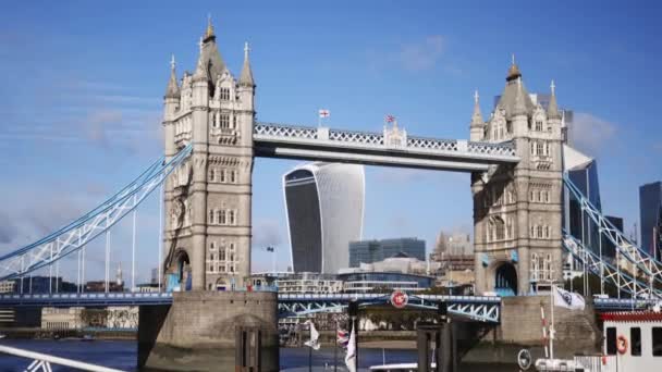 Landschapsbeeld van Tower Bridge met een stadsgezicht en blauwe lucht als achtergrond — Stockvideo