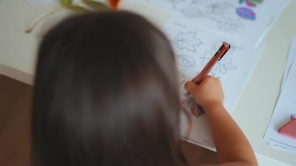 Dziewczynka kolorowanki różne rodzaje liści na papierze z długopisem — Wideo stockowe