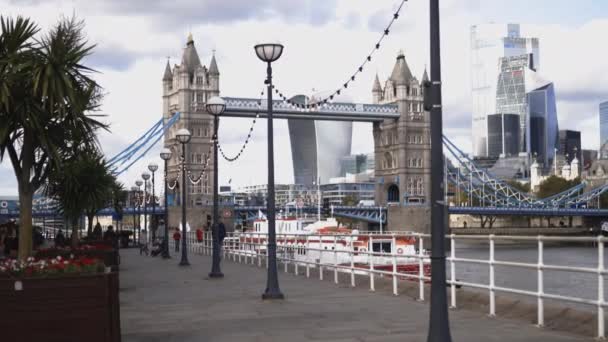 Vista del Puente de la Torre y un paisaje urbano desde el muelle de Butlers Wharf — Vídeos de Stock