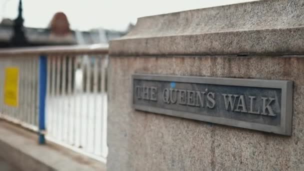 La Queens Walk plaque métallique sur un mur de béton à côté d'une main courante en métal — Video