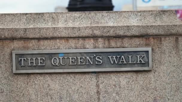 Vue rapprochée de la plaque métallique The Queens Walk sur un mur de béton à Londres, Royaume-Uni — Video