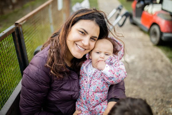 Madre felice e figlia bambina sorridente accanto a una lancia — Foto Stock