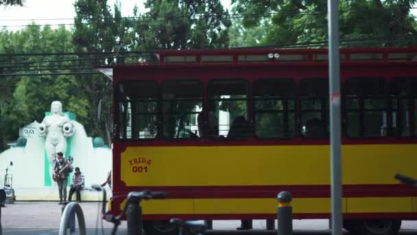 Zijaanzicht van een rode en gele tram geparkeerd op een straat — Stockvideo