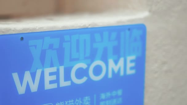 Blue Welcome sign from Chinatown in Czech and Chinese — Stock video