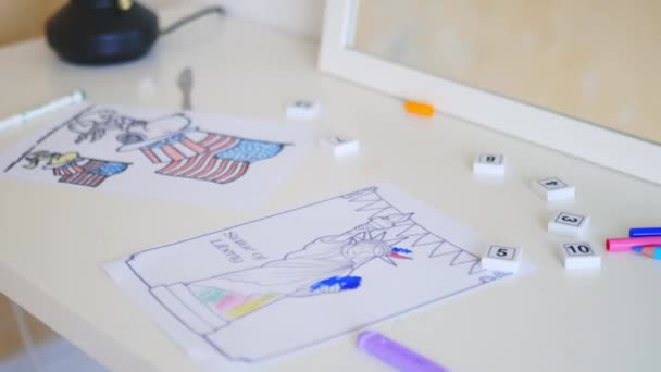 Disegno da colorare della Statua della Libertà su una scrivania davanti a uno specchio — Video Stock