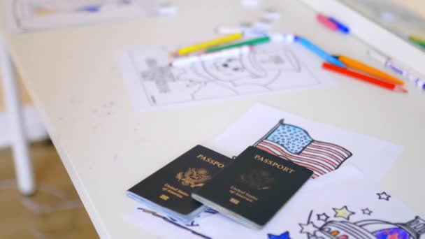 Két amerikai útlevél az amerikai hazafias szimbólumok képe felett. — Stock videók