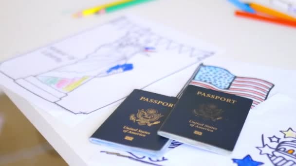 Dos pasaportes americanos arriba para colorear páginas de símbolos patrióticos americanos — Vídeo de stock