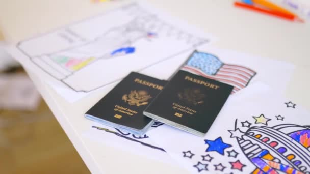 Δύο αμερικανικά διαβατήρια πάνω από εικόνες αμερικανικών πατριωτικών συμβόλων — Αρχείο Βίντεο
