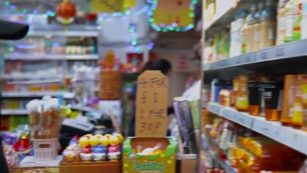 Homme portant un masque facial cueillette de produits dans l'épicerie — Video