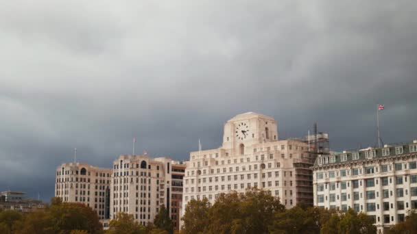 Cielo muy nublado sobre el edificio de oficinas con una torre de reloj — Vídeos de Stock