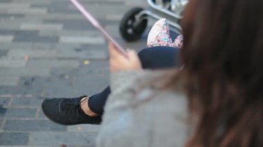 Mutlu küçük kız çizimlerini tablet üzerinde gösteriyor.
