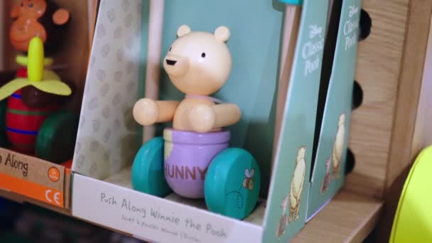 Hračkový medvěd v medové nádobě s koly na polici s více hračkami pro batolata — Stock video