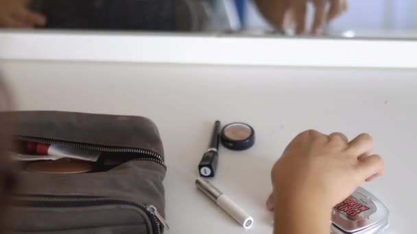 Femme emballant calmement son maquillage dans un sac cosmétique — Video