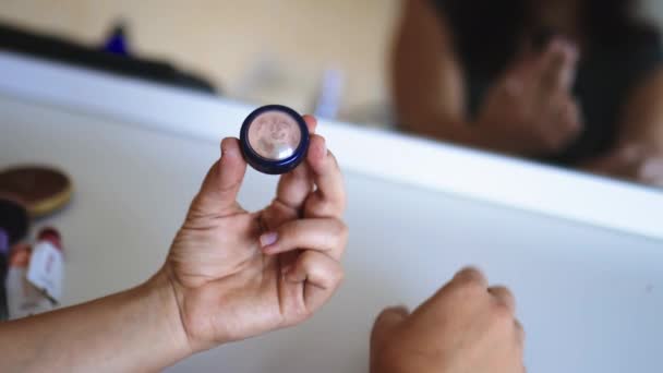 Kvinna framför spegeln visar försiktigt ljusa rosa makeup nyanser — Stockvideo