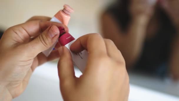 Mujer suavemente aplicando rubor rojo en el dorso de su mano — Vídeos de Stock
