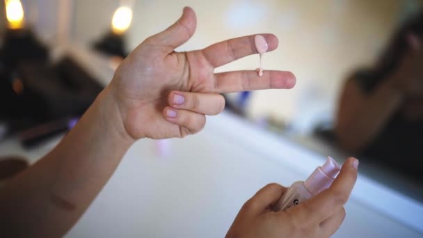 Mujer suavemente aplicar maquillaje en la parte posterior de su mano — Vídeos de Stock