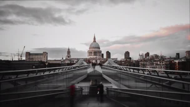 Rampa del Puente del Milenio con la Catedral de San Pablo en el lapso de tiempo de distancia — Vídeo de stock