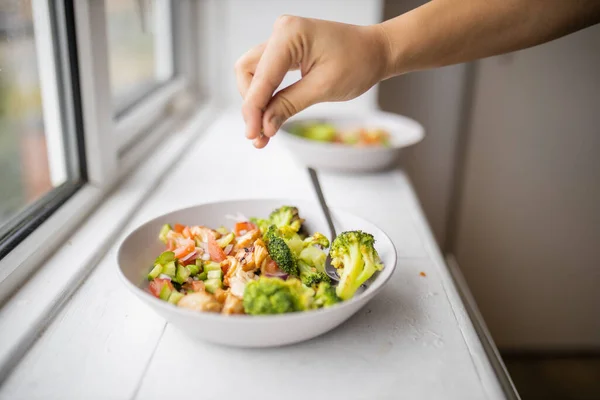Brokoliye bir tutam tuz ve pencerenin yanındaki tavuklu salata.