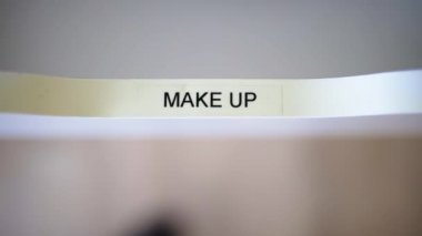 Açık beyaz çekmecedeki makyaj etiketini kapat