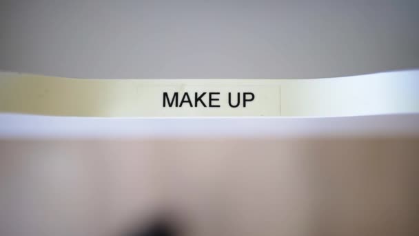Gros plan de l'étiquette de maquillage sur un tiroir blanc ouvert — Video