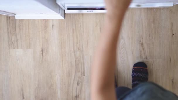 Mano femenina abriendo tranquilamente un cajón blanco con una bolsa cosmética gris en el interior — Vídeos de Stock