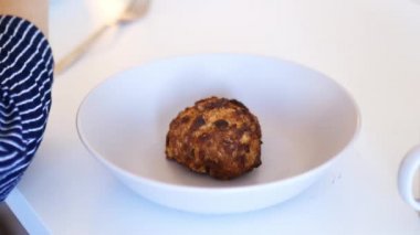 Yanmış bisküvinin üstüne sos koyan kadın elleri.